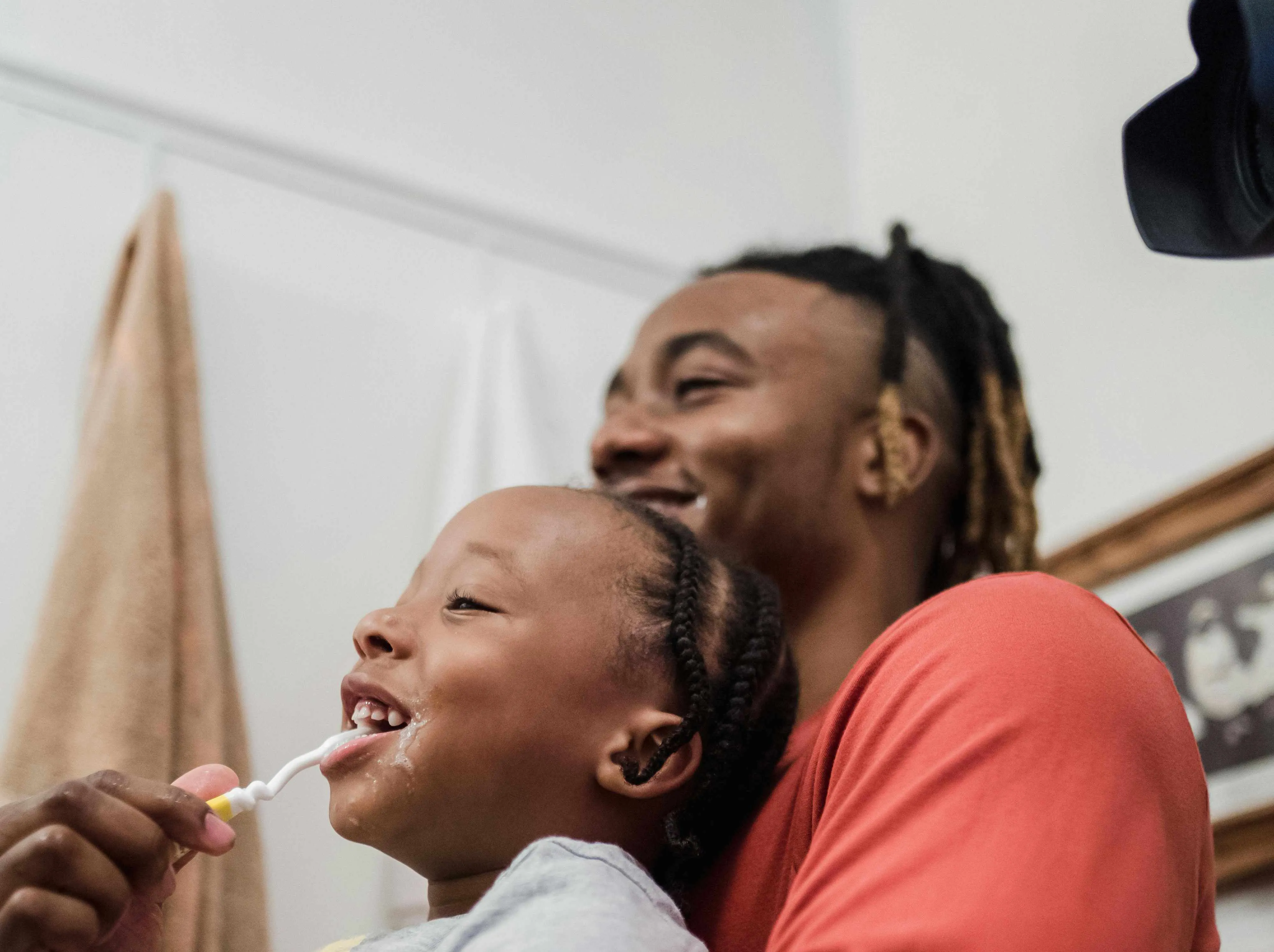 kid brushing Wrigley image